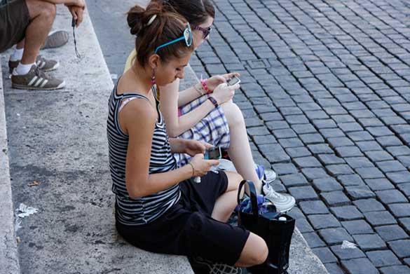 Girls txting - supporting image